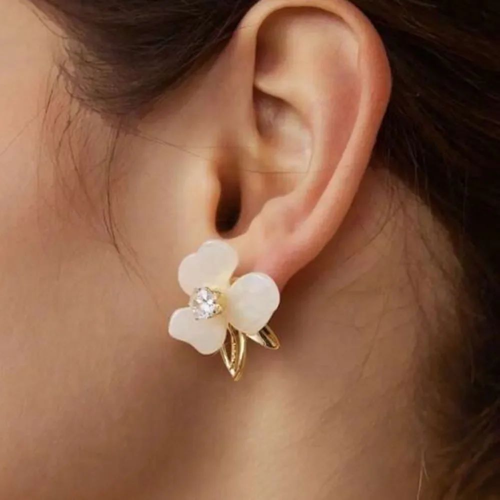 Gold and White Floral Earrings Q378